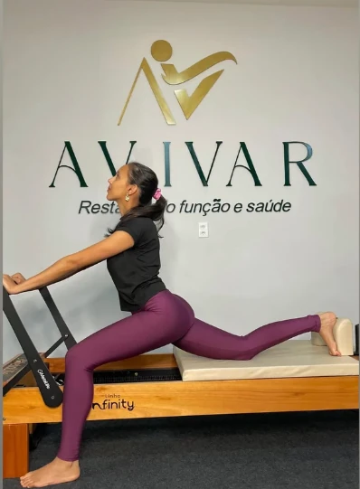 Exercício de mobilidade no reformer na clínica Avivar